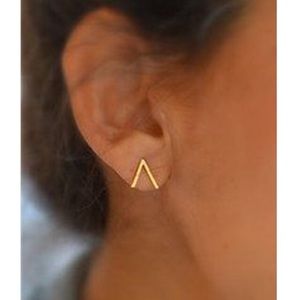 New minimalist simple studded V earrings!